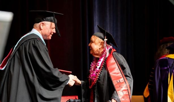 La inspiradora historia de Rita, graduada a los 90 años: "Lo importante es creer en ti misma" (Mt. San Jacinto College)