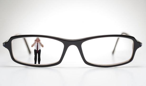 Los mayores, indignados: el Gobierno no les incluye en las ayudas de 100 euros para gafas