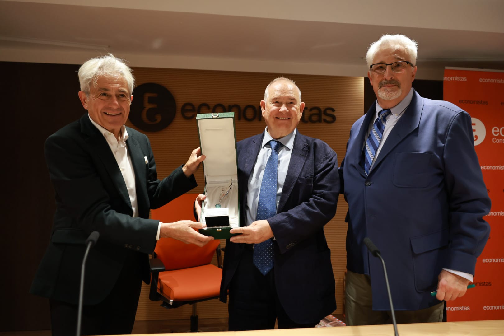 El Consejo General de Economistas reconoce la carrera del periodista Mariano Guindal