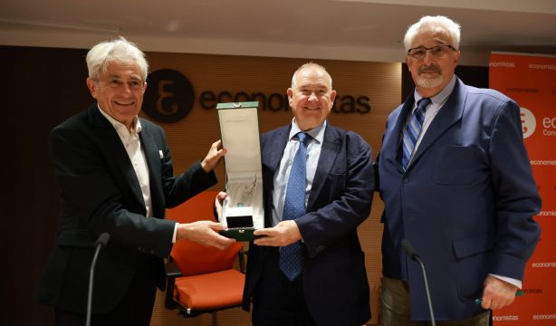 El Consejo General de Economistas reconoce la carrera del periodista Mariano Guindal