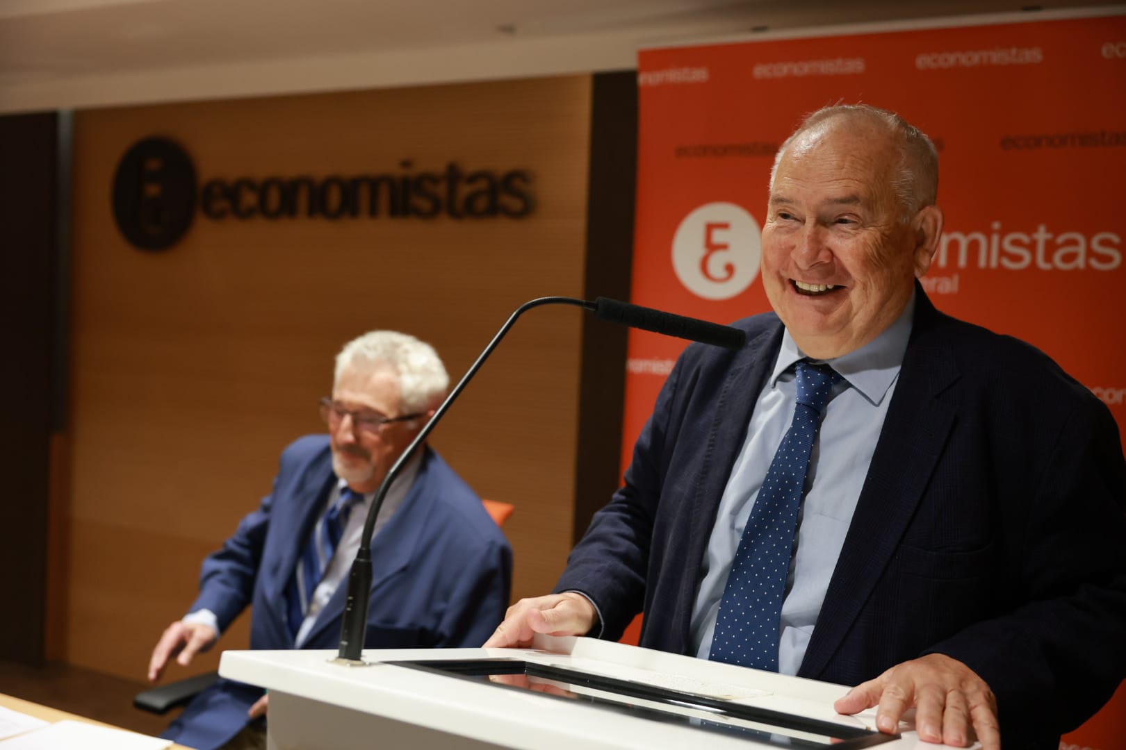 El Consejo General de Economistas reconoce la carrera del periodista Mariano Guindal El Consejo General de Economistas reconoce la carrera del periodista Mariano Guindal