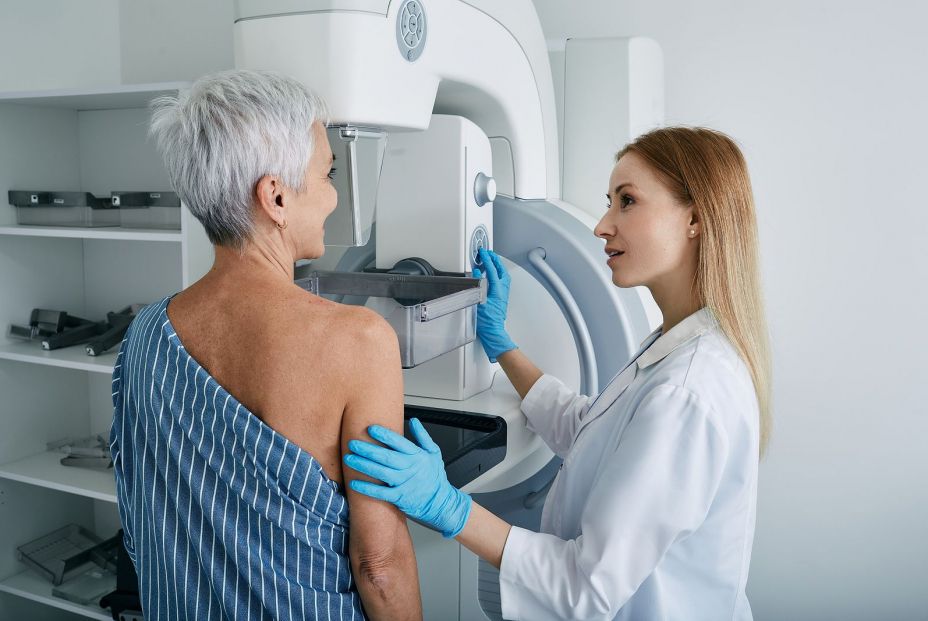 Una mujer sometiéndose a una mamografía. (Bigstock) Una mujer sometiéndose a una mamografía. (Bigstock)