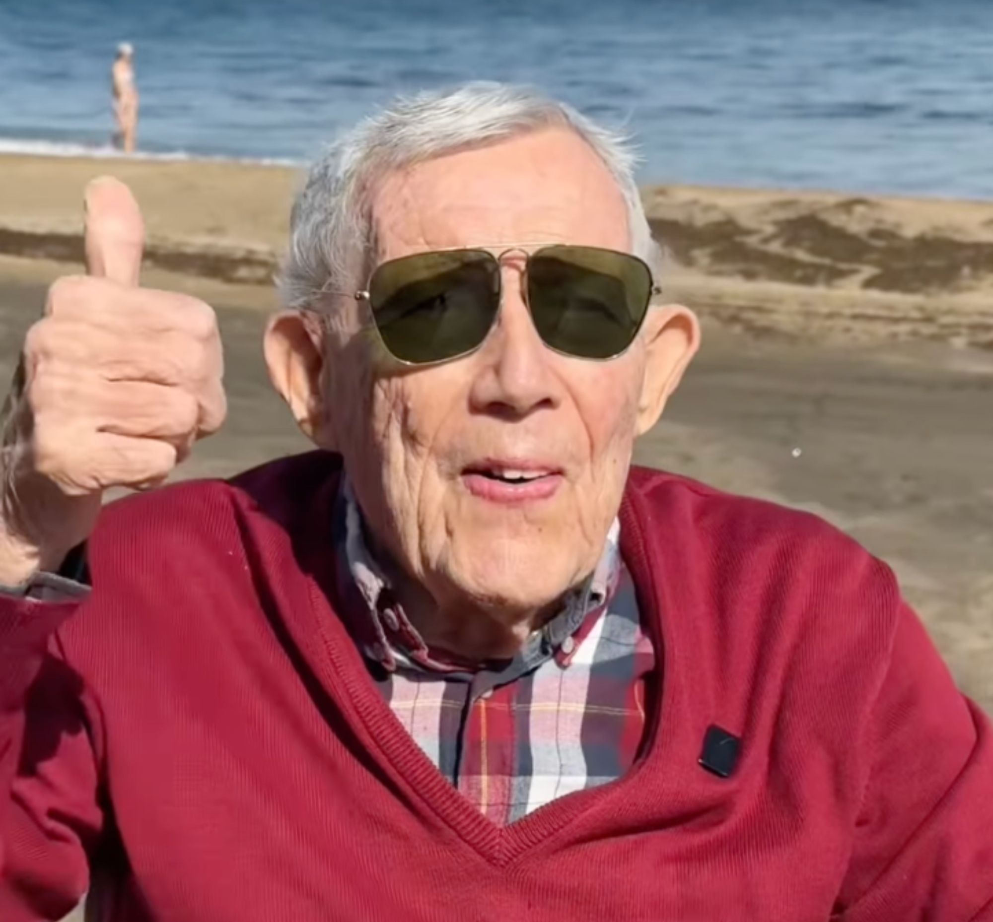 VÍDEO: Adopta Un Abuelo cumple el sueño de Juan, de 100 años, de visitar las Islas Canarias (Adopta Un Abuelo)