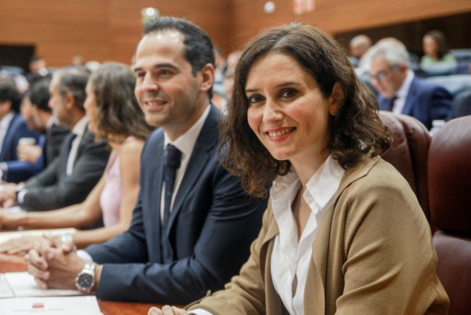 El vicepresidente y la presidenta de la Comunidad de Madrid Ignacio Aguado e Isabel Díaz Ayuso sentados en sus escaños durante una sesión plenaria en Madrid (España 
