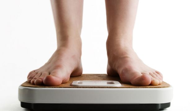 La pérdida de peso en la mediana edad se asocia con una vida más larga y saludable. (Bigstock)