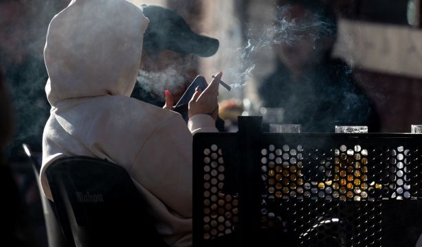 La nueva Ley Antitabaco prohibirá fumar en terrezas, campus y vehículos de trabajo