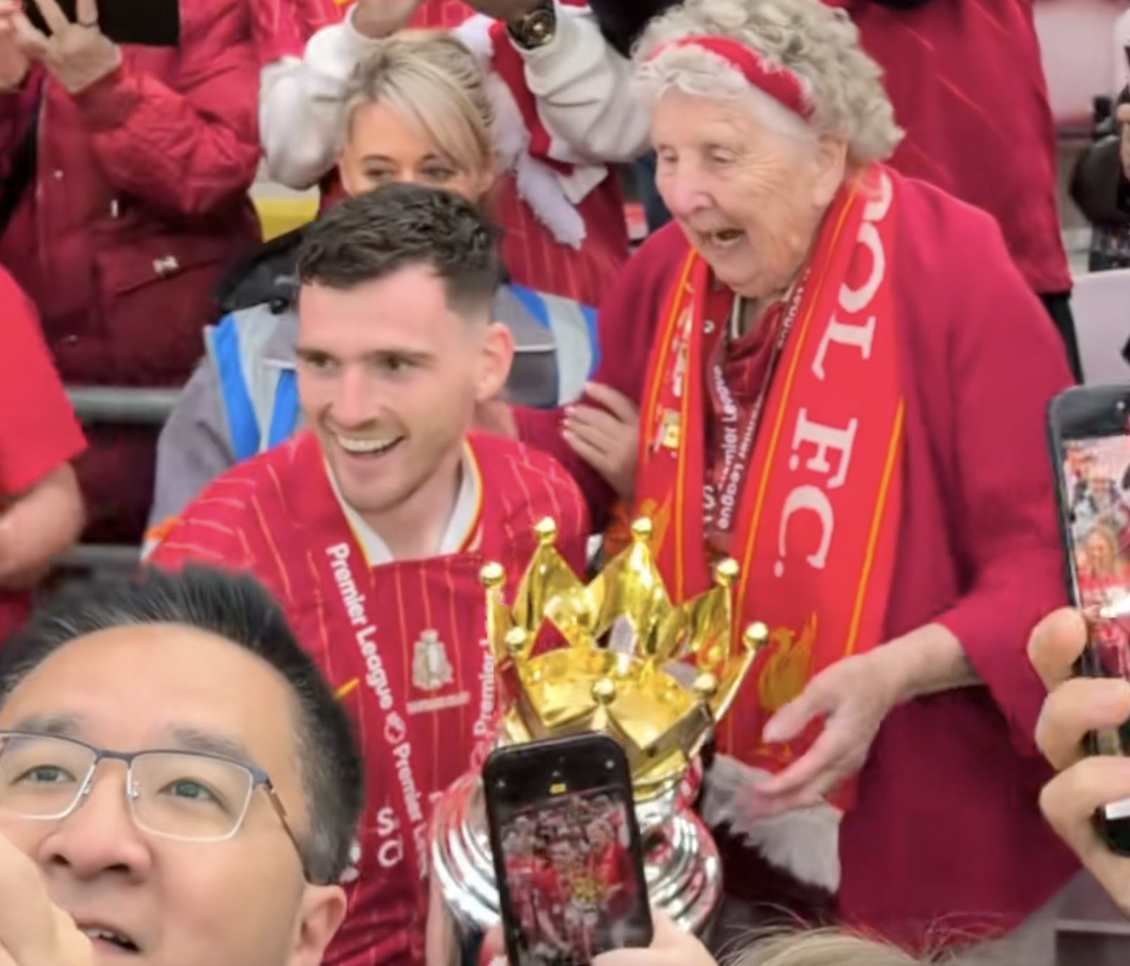 VÍDEO: Una mujer de 94 años celebra su cumpleaños en el estadio con los jugadores del Liverpool VÍDEO: Una mujer de 94 años celebra su cumpleaños en el estadio con los jugadores del Liverpool