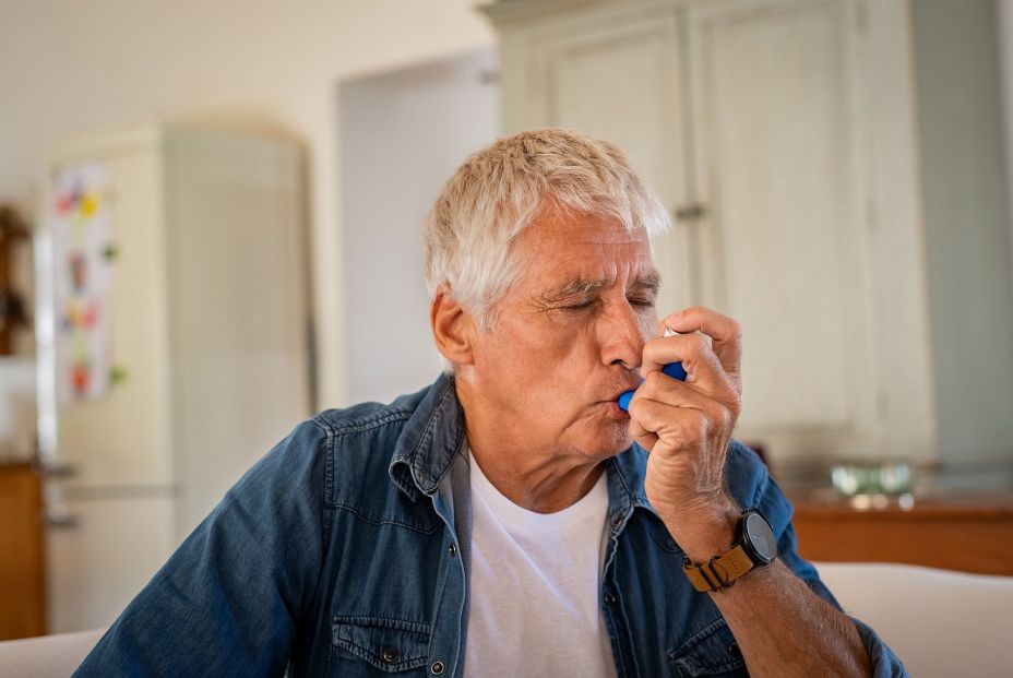 Un señor mayor usando un inhalador para el asma por culpa de la alergia al polen. (Bigstock) Un señor mayor usando un inhalador para el asma por culpa de la alergia al polen. (Bigstock)