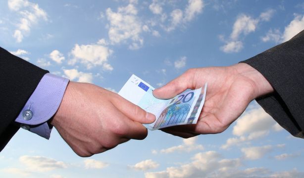 Préstamos y regalos entre padres e hijos: ¿hay que declararlos a Hacienda?