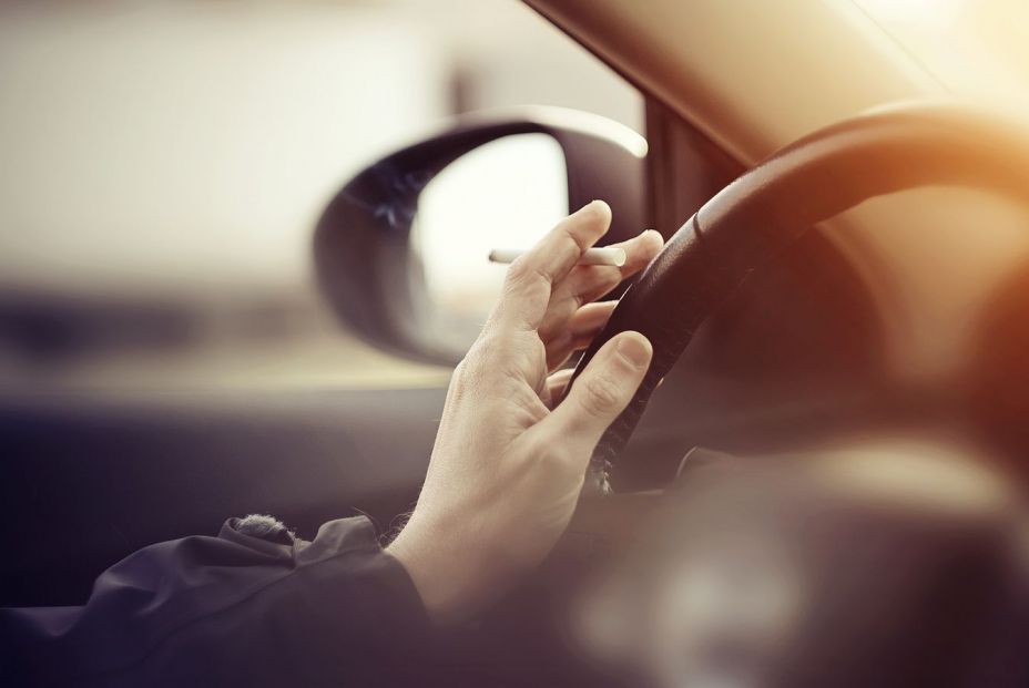 ¿Te pueden multar por fumar mientras conduces? Esto dice la DGT ¿Te pueden multar por fumar mientras conduces? Esto dice la DGT