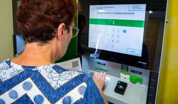 La mitad de los españoles afirma tener problemas para retirar o ingresar efectivo