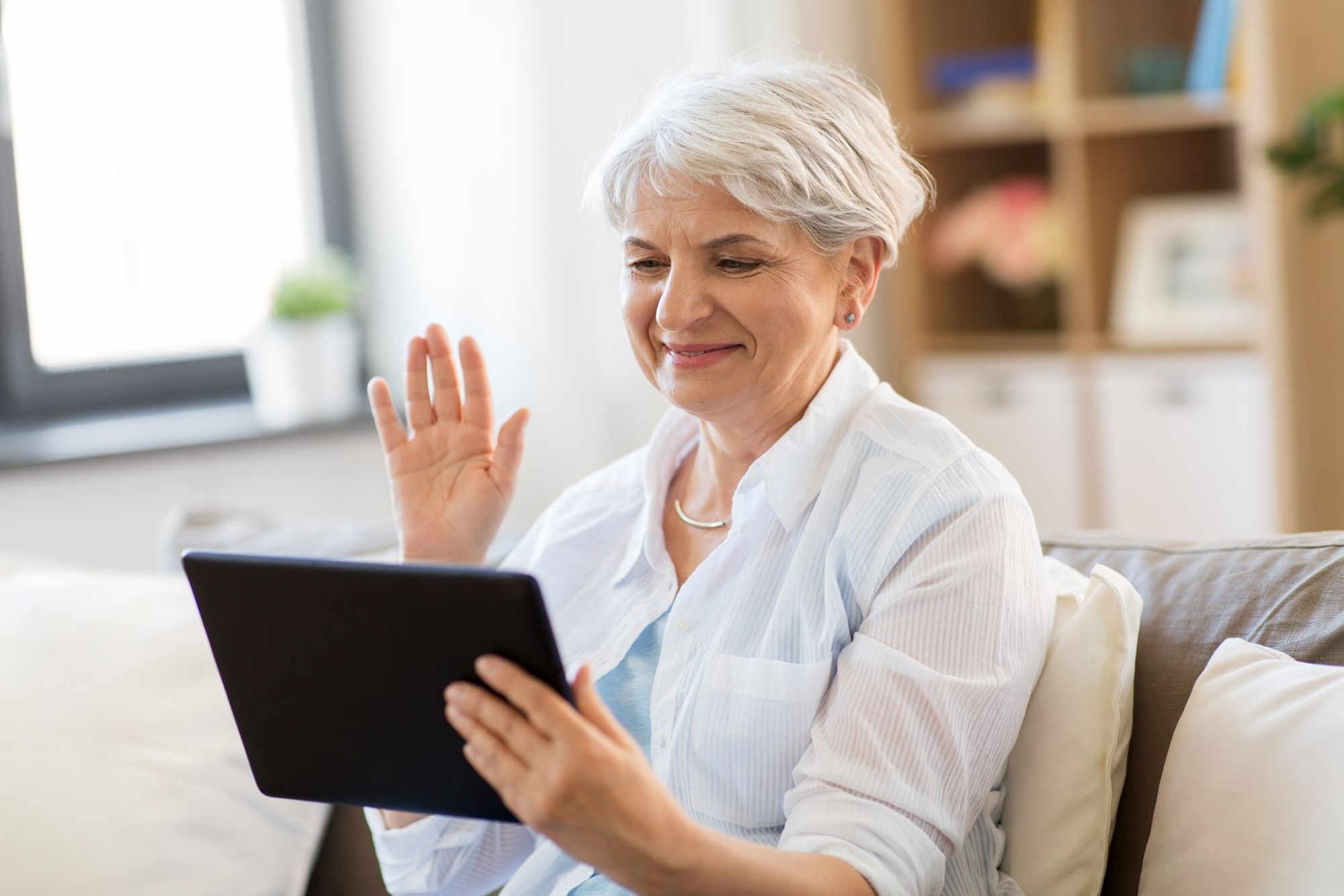 La Comunidad de Madrid repartirá tabletas de fácil manejo para prevenir la soledad en mayores (Bigstock)