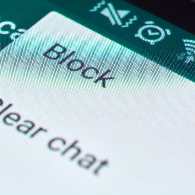 Grupo de WhatsApp como evitar que te incluyan (bigstock)