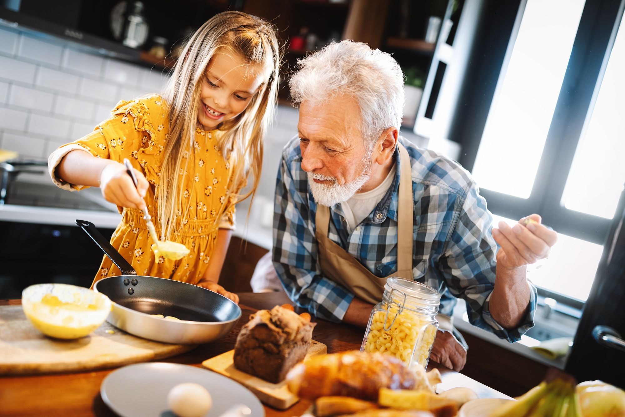 Un concurso de cocina intergeneracional pone en valor el aprendizaje entre abuelos y nietos (Bigstock)