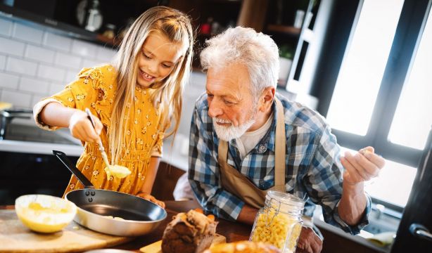 Un concurso de cocina intergeneracional pone en valor el aprendizaje entre abuelos y nietos (Bigstock)