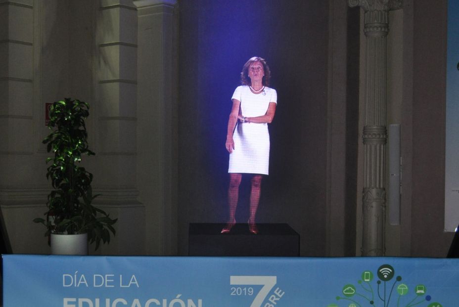 Margarita Delgado, subgobernadora del Banco de España, interviniendo a través de un holograma