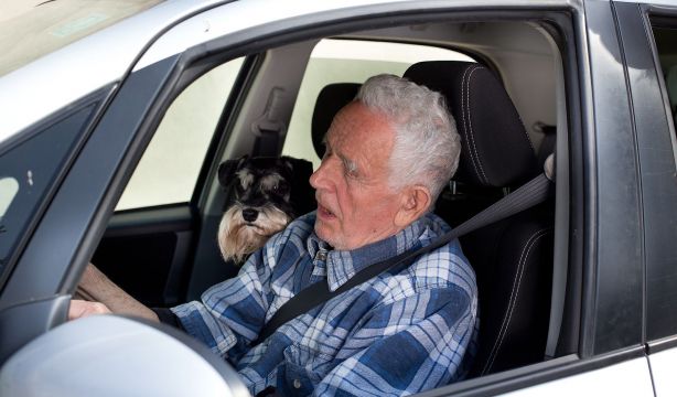¿Está permitido dormir dentro del coche en España? Esto dice la DGT