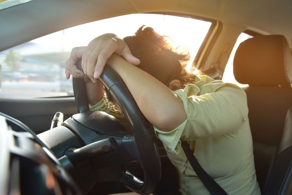 ¿Está permitido dormir dentro del coche en España? Esto dice la DGT