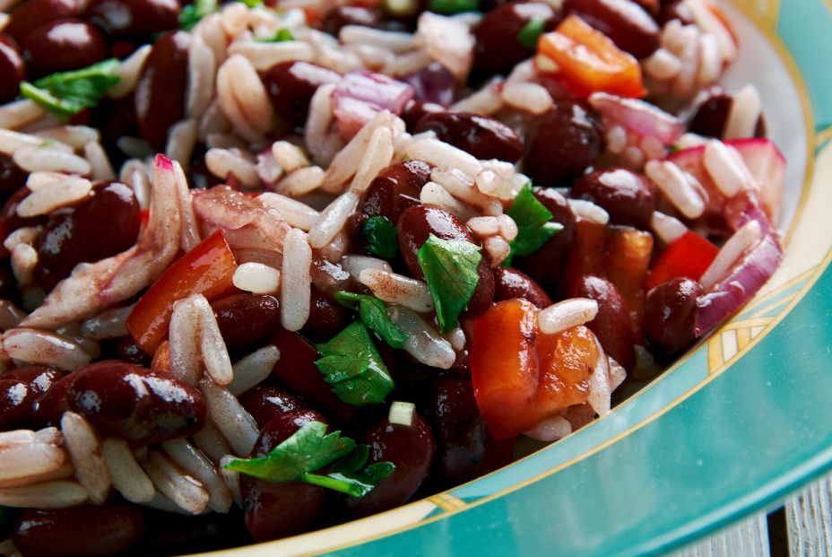 Una ensalada de arroz con frijoles negros. Bigstock Una ensalada de arroz con frijoles negros. Bigstock