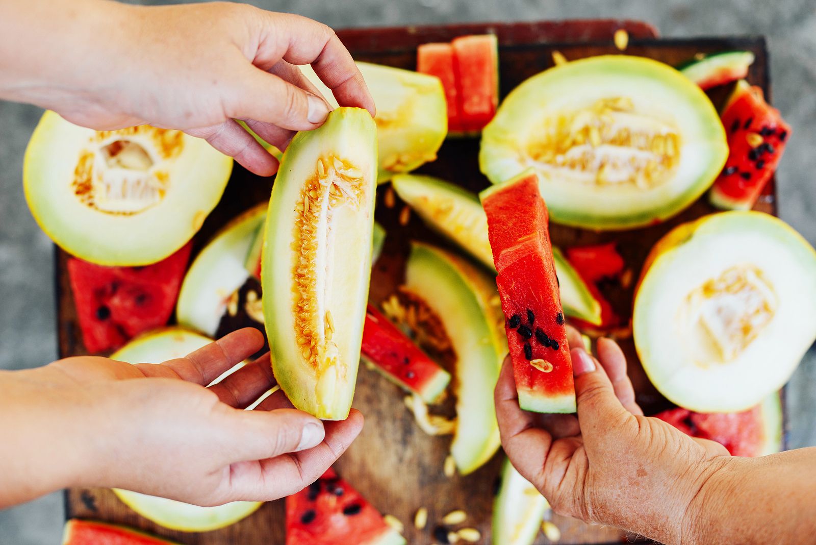 Este es el riesgo de comprar melón o sandía partido, según una experta