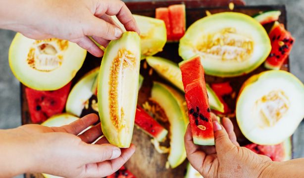 Este es el riesgo de comprar melón o sandía partido, según una experta