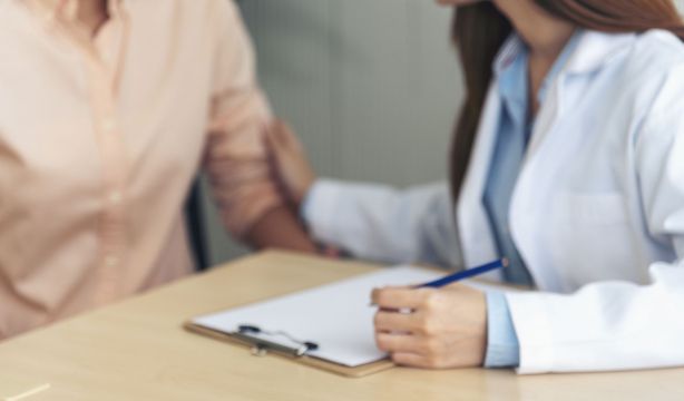 El Gobierno estudia permitir que las mutuas propongan altas médicas más allá del primer año de baja