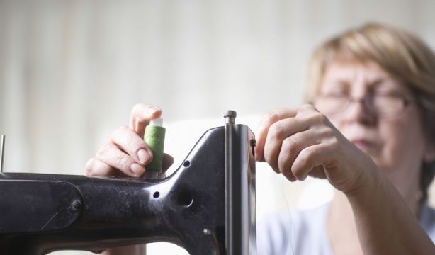 Los talleres 'Mayores de la costura' vuelven a seis pueblos de Málaga