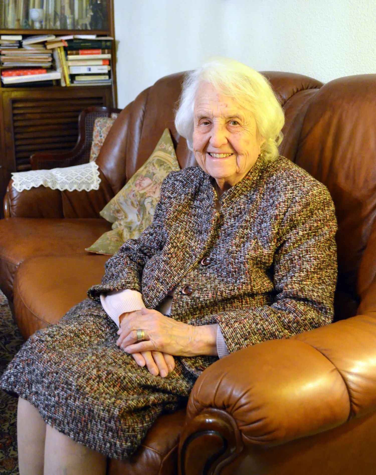 Juana Bellanato recibe el Premio a la Excelencia Química a sus 100 años: esta es su historia