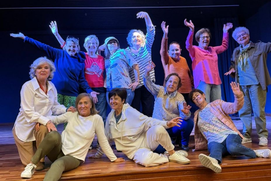 Mujeres mayores arrasan con el grupo de teatro Improyayas: "A más de una nos sirve de medicación" (Improyayas) Mujeres mayores arrasan con el grupo de teatro Improyayas: "A más de una nos sirve de medicación" (Improyayas)