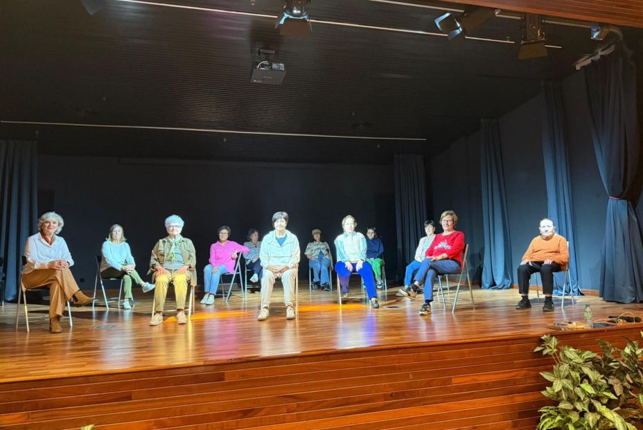 Mujeres mayores arrasan con el grupo de teatro Improyayas: "A más de una nos sirve de medicación" (Improyayas) Mujeres mayores arrasan con el grupo de teatro Improyayas: "A más de una nos sirve de medicación" (Improyayas)