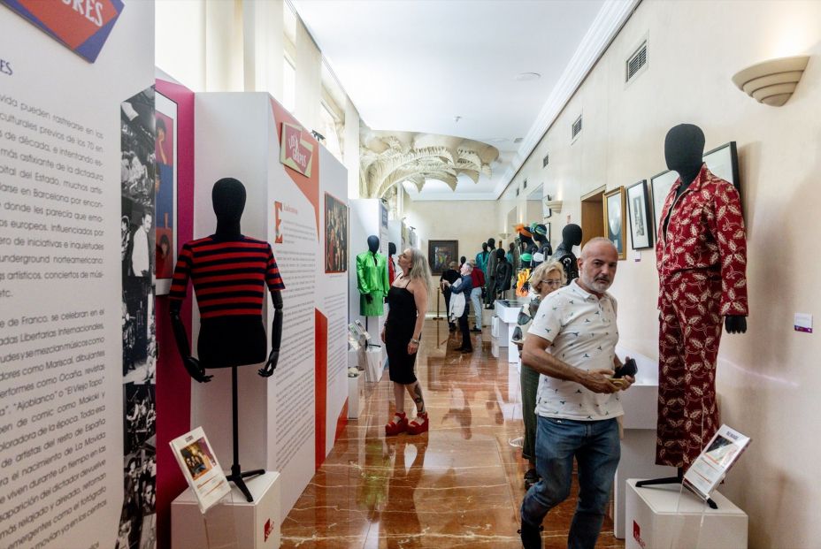 Entre chaquetas y pelucas de Alaska o Almodóvar: homeaje a la Movida Madrileña en una exposición Entre chaquetas y pelucas de Alaska o Almodóvar: homeaje a la Movida Madrileña en una exposición