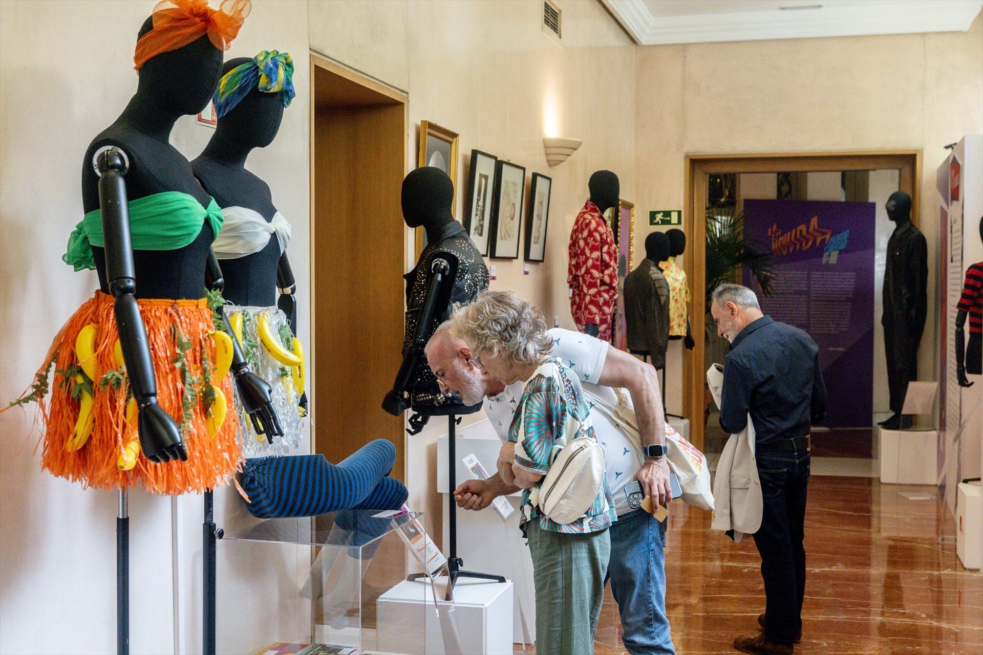 Entre chaquetas y pelucas de Alaska o Almodóvar: homeaje a la Movida Madrileña en una exposición