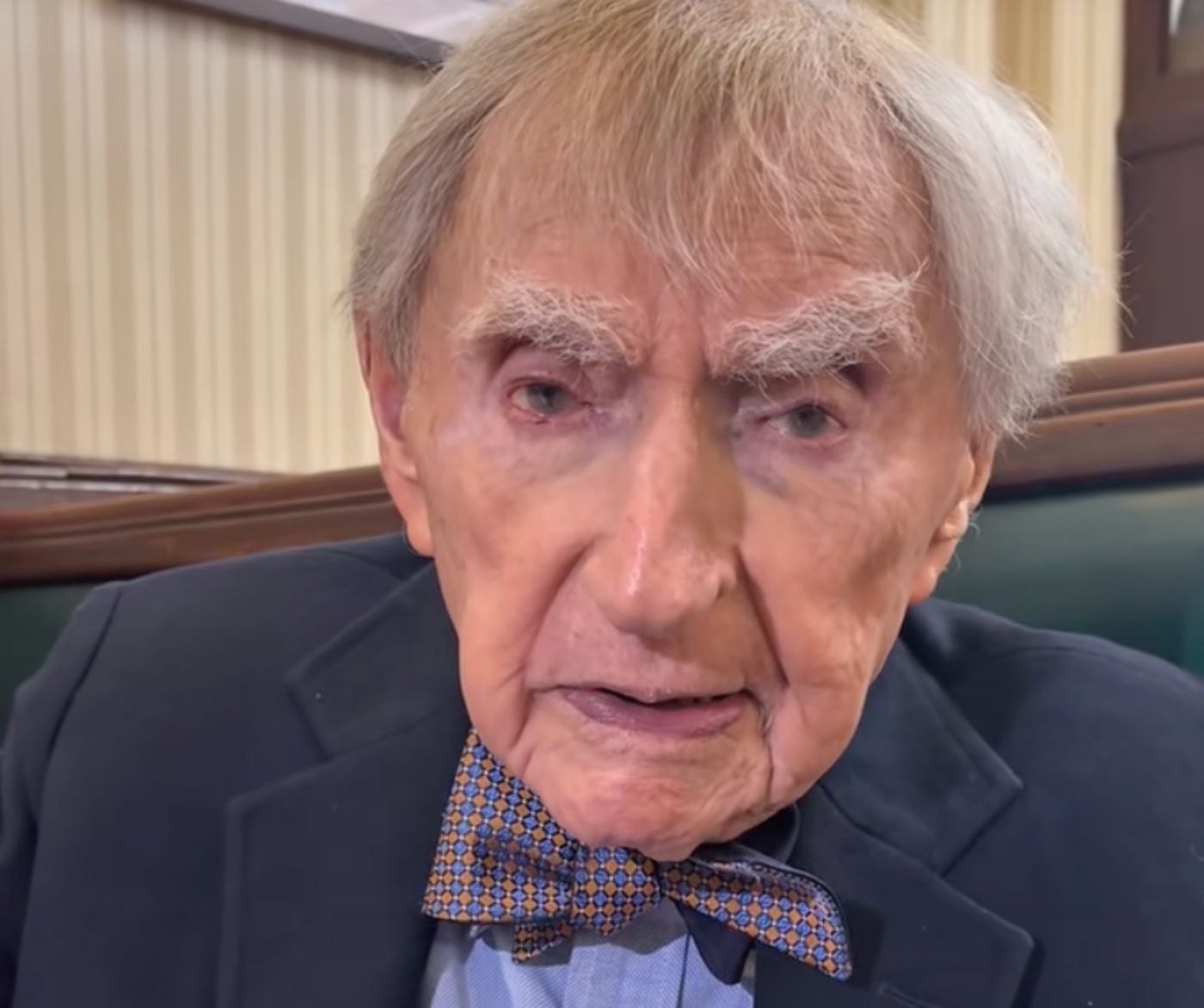El médico más mayor del mundo: 102 años y estrella de TikTok