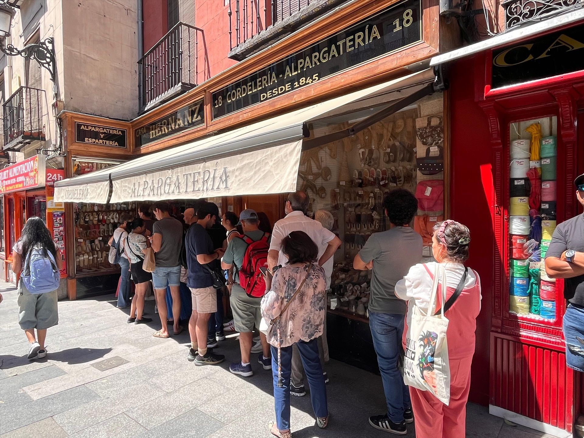 Colas al sol por unas alpargatas: el éxito de Casa Hernanz