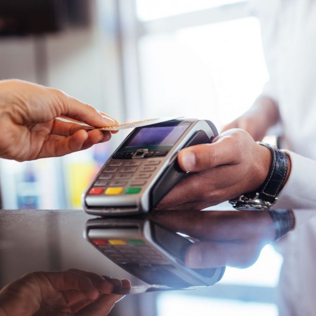 Ya se puede pagar con el dedo: llegan las tarjetas de crédito con sensor de huellas