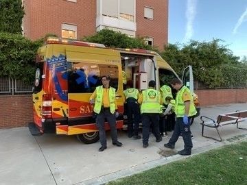 Una ambulancia del Samur Protección Civil atiende a un joven herido tras una reyerta en Carabanchel 