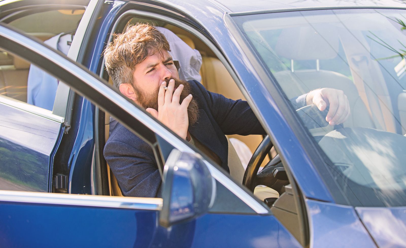 Cómo eliminar el olor a tabaco dentro del coche