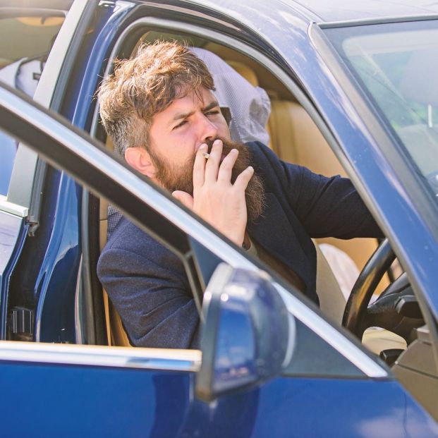 Cómo eliminar el olor a tabaco dentro del coche