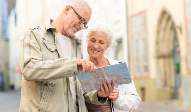 Los sénior lideran el gasto récord de los españoles en viajes internacionales en 2024