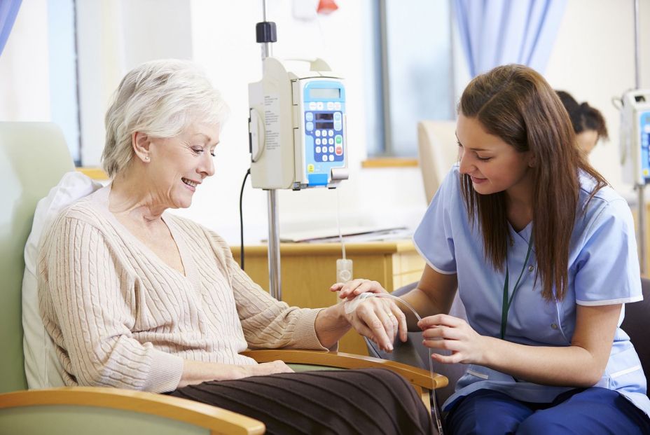 Una paciente recibiendo 'quimio' para su cáncer. Bigstock Una paciente recibiendo 'quimio' para su cáncer. Bigstock