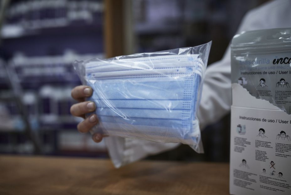Un farmacéutico ofreciendo mascarillas. (EuropaPress)
