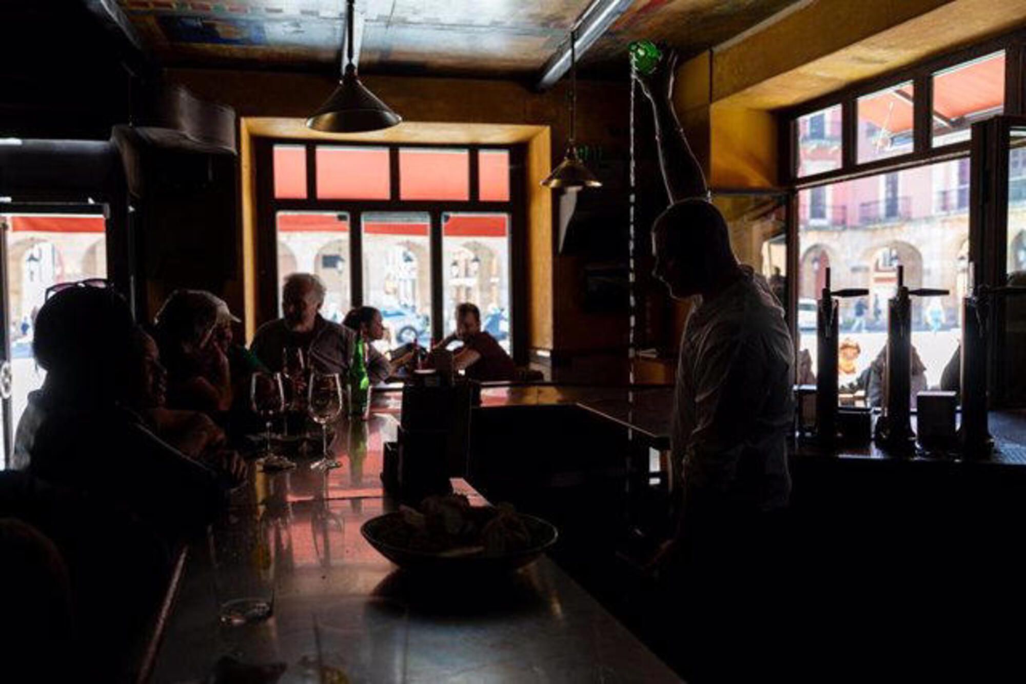 Más de 3 millones de españoles viven en municipios sin bares de copas o discotecas