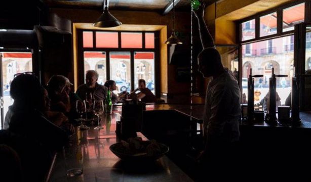 Más de 3 millones de españoles viven en municipios sin bares de copas o discotecas