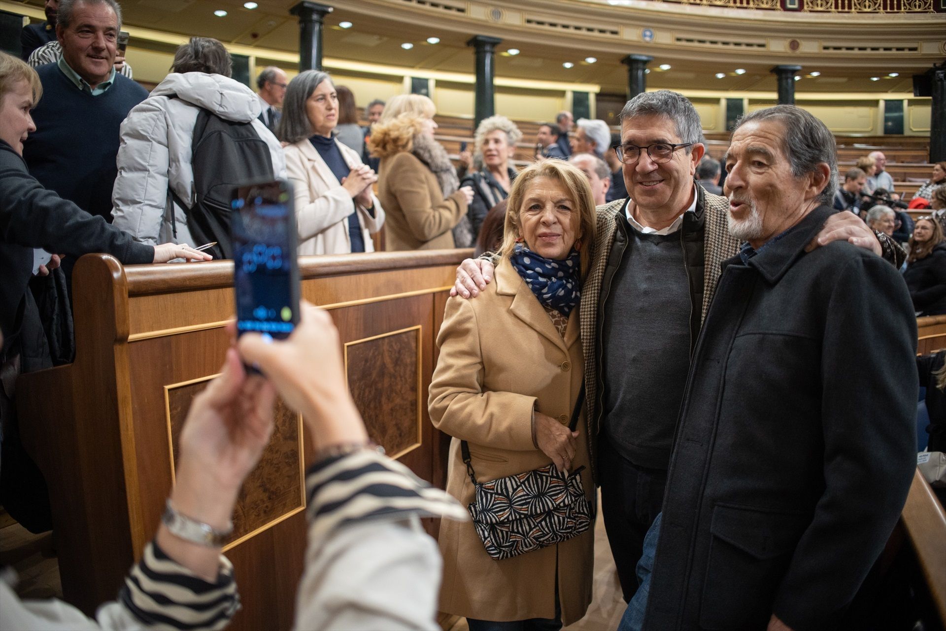 EuropaPress 6374184 portavoz psoe congreso patxi lopez hace fotografia dos ciudadanos jornada EuropaPress 6374184 portavoz psoe congreso patxi lopez hace fotografia dos ciudadanos jornada