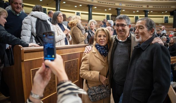 EuropaPress 6374184 portavoz psoe congreso patxi lopez hace fotografia dos ciudadanos jornada