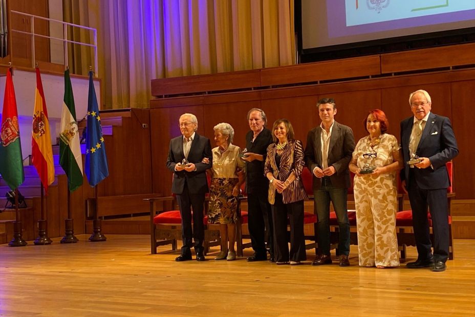 Fernando Ónega, premiado en Granada por su compromiso con la visibilización de las personas mayores Fernando Ónega, premiado en Granada por su compromiso con la visibilización de las personas mayores