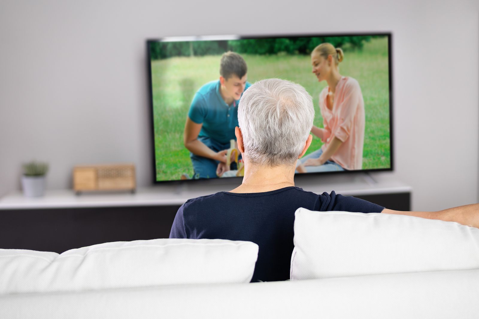Los mayores de 65 años, invisibles en la televisión catalana: apenas tienen espacio en la pantalla