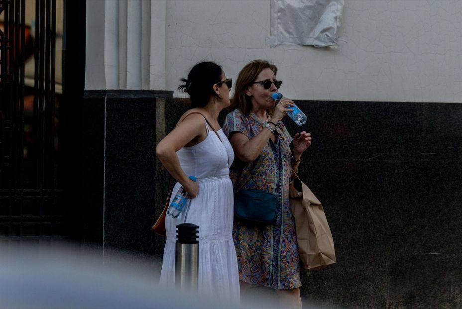 EuropaPress 6765420 persona bebe agua calle episodio calor extraordinario 31 mayo 2025 madrid EuropaPress 6765420 persona bebe agua calle episodio calor extraordinario 31 mayo 2025 madrid