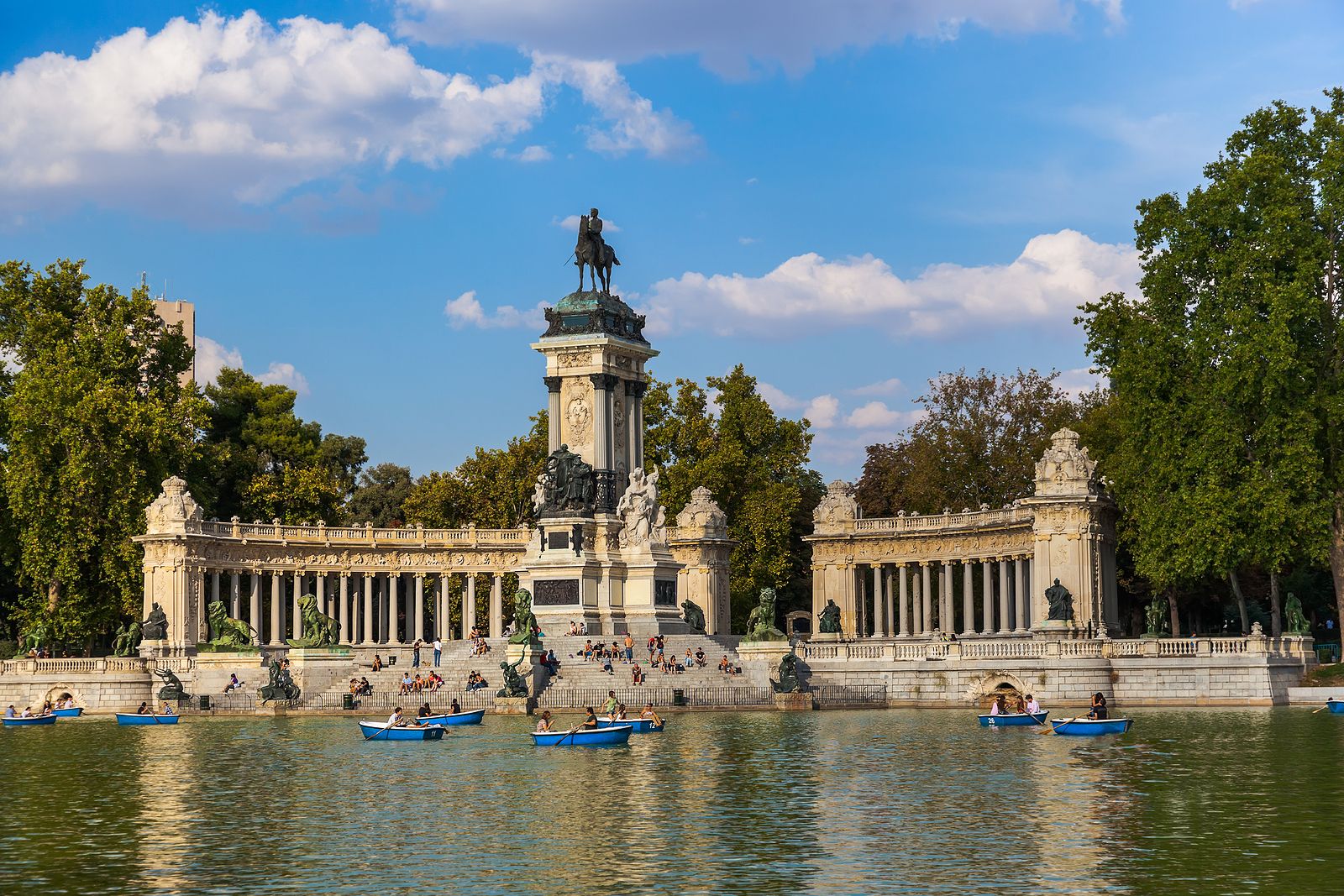 El Retiro cumple 90 años como jardín artístico y lo celebra con una exposición