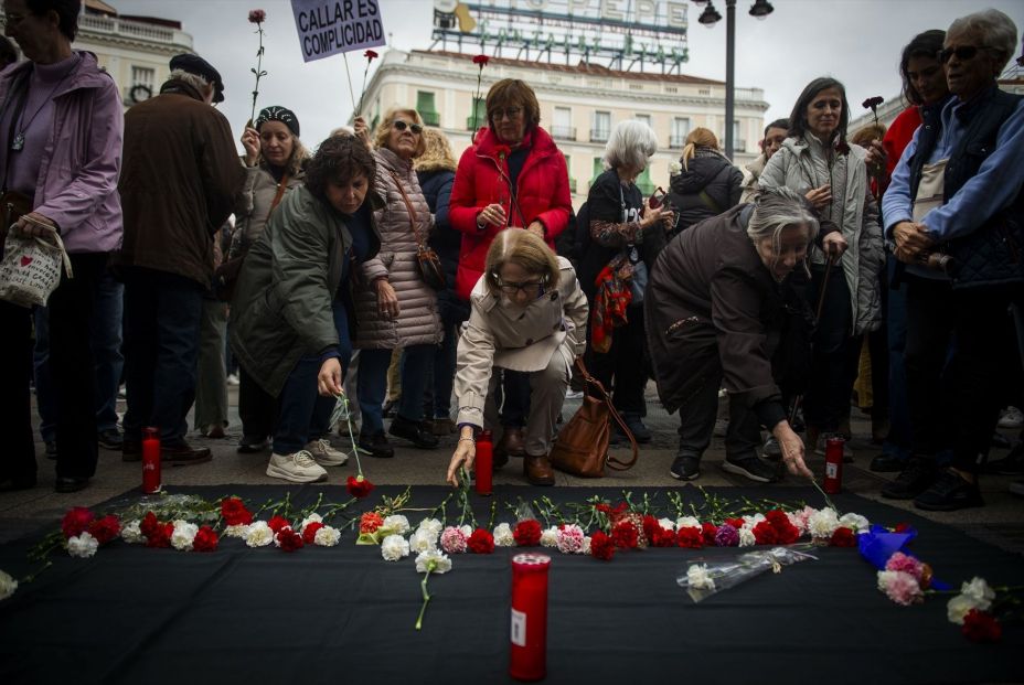 EuropaPress 6361437 varias personas participan ofrenda floral manifestacion marea residencias EuropaPress 6361437 varias personas participan ofrenda floral manifestacion marea residencias